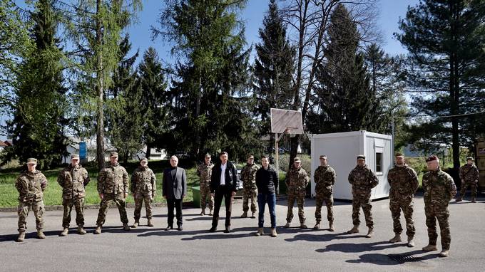 Predsednik republike in vrhovni poveljnik obrambnih sil Borut Pahor obiskal vojake 72. brigade Slovenske vojske v Črnomlju in skupno vojaško-policijsko patruljo na slovenski južni meji